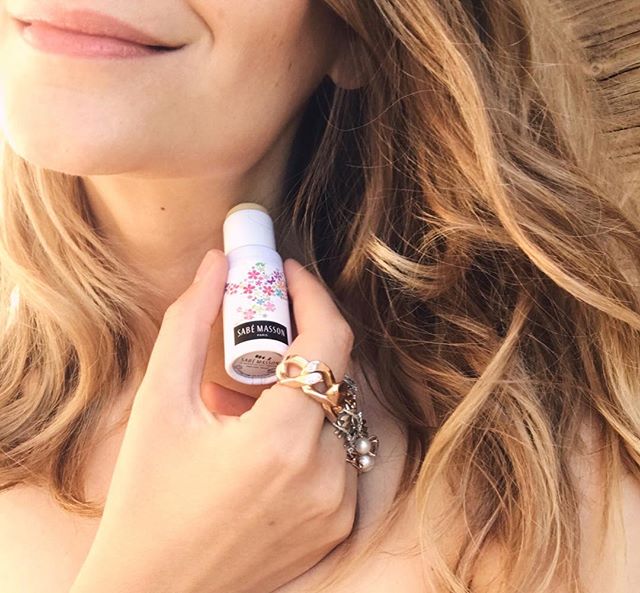 Pause olfactive préférée ❤
Tellement fan des parfums solides respectueux de la peau @sabemassonparis ! On m'en a offert un à Noël et j'ai tout de suite accroché avec le concept liant soin et parfum dans des packagings adorables. Mes deux chouchous en ce moment : Zazou pour ses notes de fleur d'oranger très fraîches et Copacabana un parfum solaire qui sent bon l'été. C'est un vrai bonheur de les appliquer au fil de la journée ! Ils sont vendus au prix de 22€ et la bonne nouvelle c'est que le code ZOE vous donne droit à -20% de réduction sur l'intégralité de l'eshop jusqu'au 21 juin 🌸
#ParfumdeSoin #SoftPerfume #collaboration #sabemassonparis #ProudlyMadeinFrance