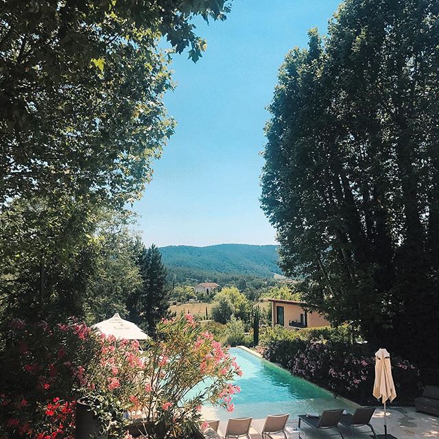Petit coin de paradis 🏊🏻‍♀️☀️🌸🌿 @leslodgessaintevictoire #aixenprovence #leslodgessaintevictoire #bonneadresse #provence