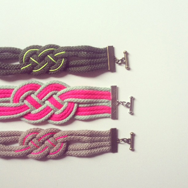LE BRACELET DU CHAT MANCHETTES