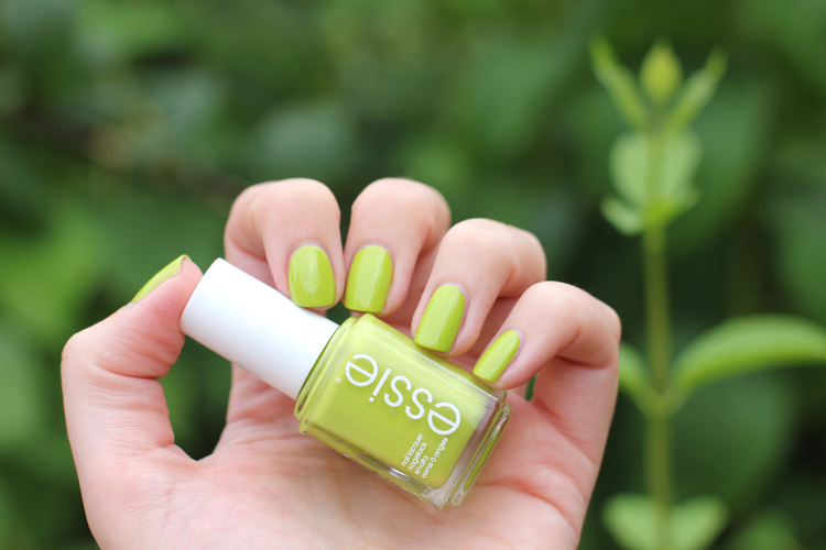 THE_MORE_THE_MERRIER_ESSIE_NAUGHTY_NAUTICAL_SWATCH